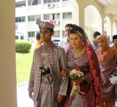 Iqbal and Haslina arrived in traditional Malay costume for the bersanding